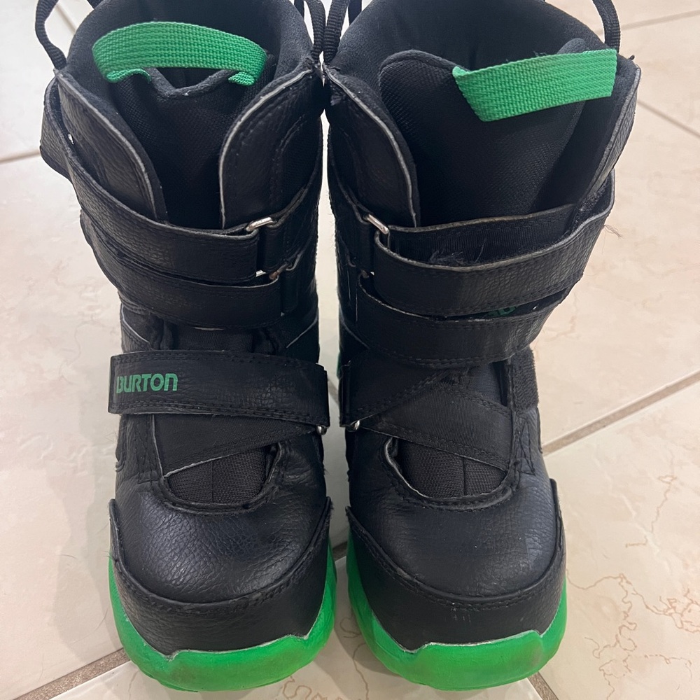 Burton Youth Progression XS Snowboard Boots in Black and Green